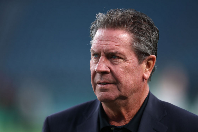 Dan Marino a 2000-es szezon után vonult vissza, azóta is ő tartja vagy tartotta az NFL-ben szinte az összes passzrekordot, kiváltképp a Super Bowl-győzelem nélküli irányítók közül