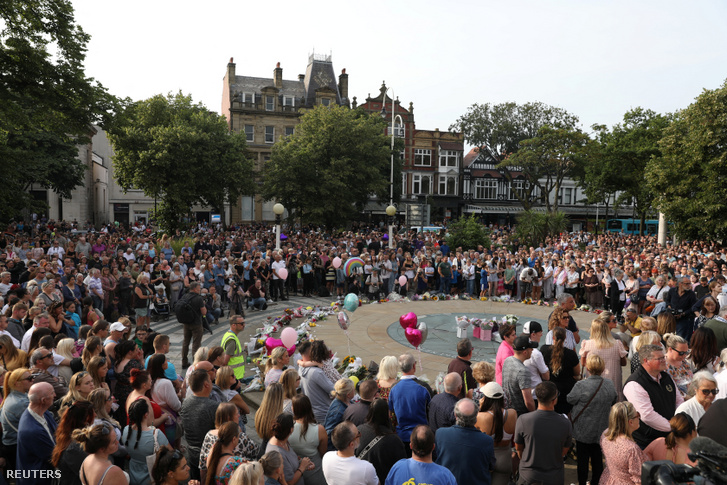 Emberek vesznek részt a Southportban történt késes támadás áldozataiért tartott megemlékezésen Nagy-Britanniában 2024. július 30-án