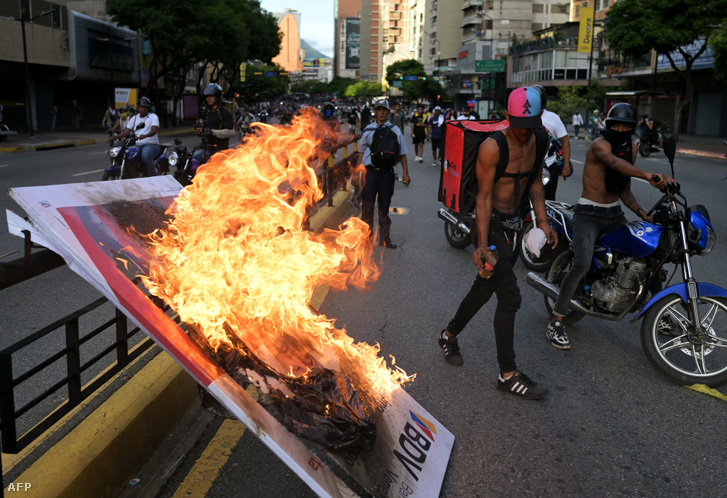 Tüntetők a Nicolas Maduro venezuelai elnök kormánya elleni tüntetésen Caracasban 2024. július 29-én