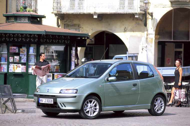 A Fiat Punto igazán kedvelt autó volt a maga korában, a formát nagyon eltalálták és már az alapváltozatokat is jó vezetni