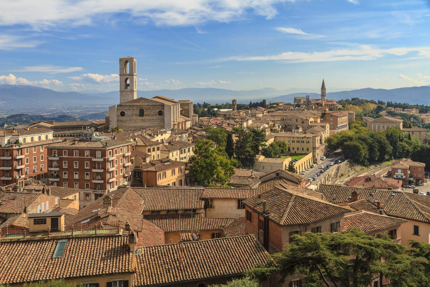 Perugia Umbria régió fővárosa, amely egy dombtetőn magasodik. Itt található Itália egyik legrégebbi egyeteme, illetve jelentős középkori építészeti látványosságokat rejt. Híres kulináris nevezetessége a Baci Perugina csokoládé.