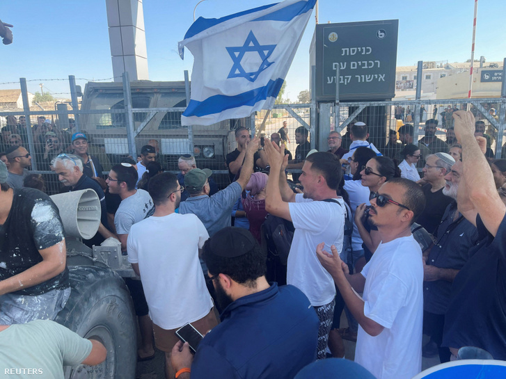 Tüntetés a Sde Teiman Base-nél július 29-én Izraelben