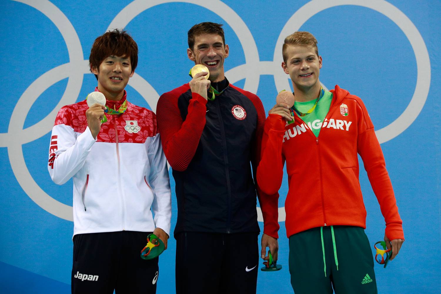 Masato Sakai, Michael Phelps Kenderesi Tamás 2016. augusztus 9-én a 200 m pillangó eredményhirdetésén a riói olimpián.