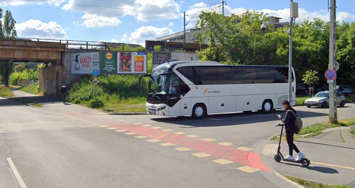 Nem csak a roller szabálytalan itt, a telefonozás is rátesz a dologra. Kép: Googlemaps.com