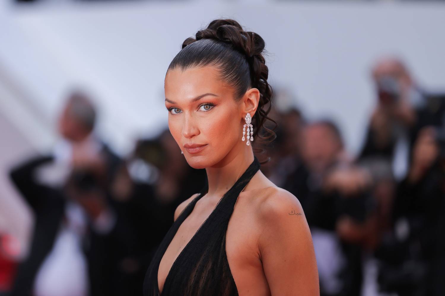 Bella Hadid szenvedélye gyerekkorától kezdve a lovaglás volt. Éveken át keményen edzett abban a reményben, hogy kijut a 2016-os riói olimpiára. Ám abban az évben a modell édesanyja arról számolt be, hogy lányánál Lyme-kórt diagnosztizáltak, és tünetei miatt abba kellett hagynia a sportolást.