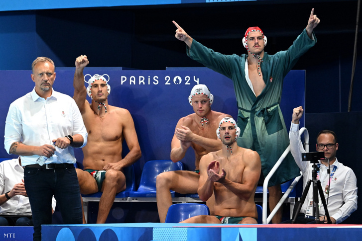 Varga Zsolt szövetségi kapitány és a magyar csapat tagjai a 2024-es párizsi nyári olimpia férfi vízilabdatornáján