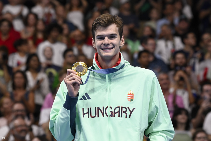 Az aranyérmes Kós Hubert a férfi 200 méteres hátúszás eredményhirdetésén a 2024-es párizsi nyári olimpián a Párizs melletti Nanterre-ben lévõ Paris La Défense Arénában 2024. augusztus 2-án