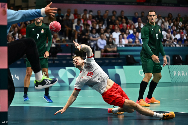 Mathias Gidsel kapura lő a Magyarország-Dánia férfi kézilabda mérkőzésen