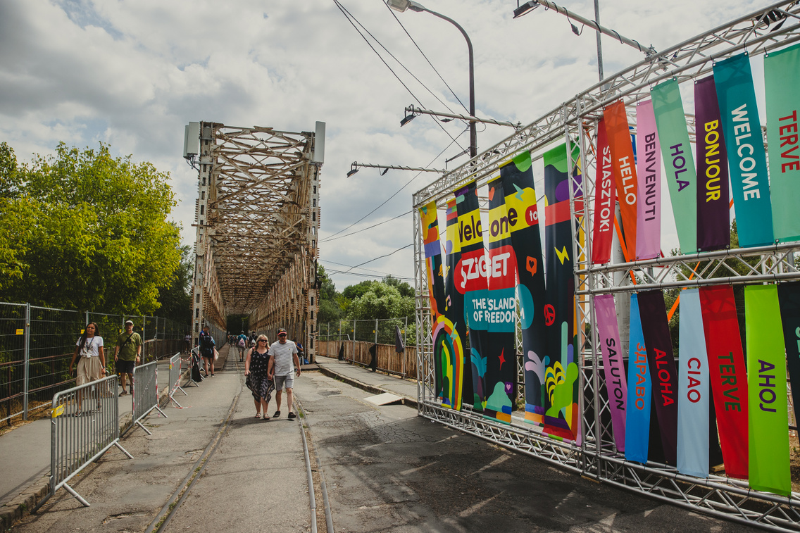 Beköltözők a Sziget bejáratánál