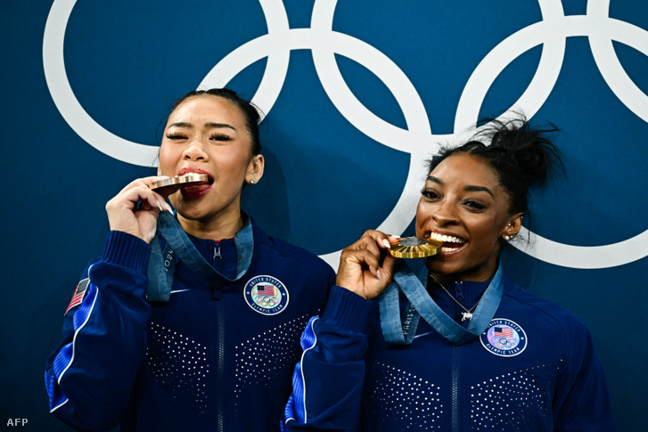 Sunisa Lee (balra) és a győztes amerikai honfitárs, Simone Biles 2024. augusztus 1-jén