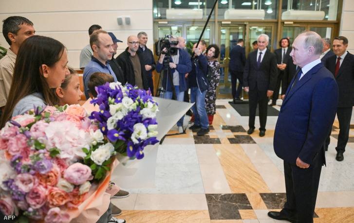 Vlagyimir Putyin orosz elnök üdvözli a fogolycsere keretében szabadon bocsátott orosz állampolgárokat a moszkvai Vnukovo repülőtéren 2024. augusztus 1-jén