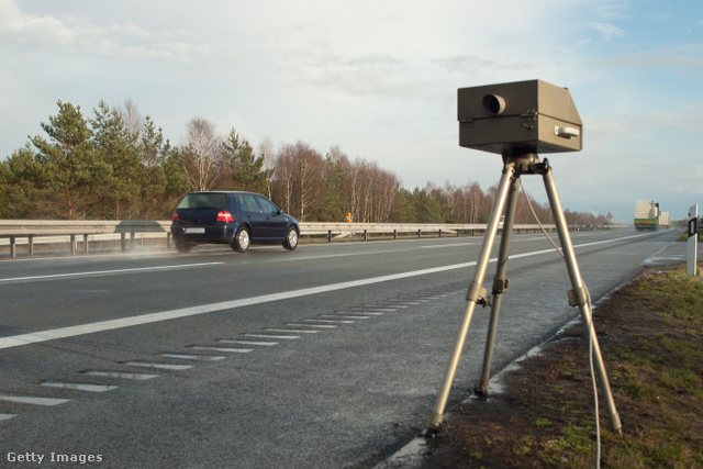 Nem nézi jó szemmel a rendőrség, hogy egyes applikációk elárulják a traffipaxok helyét az autósoknak