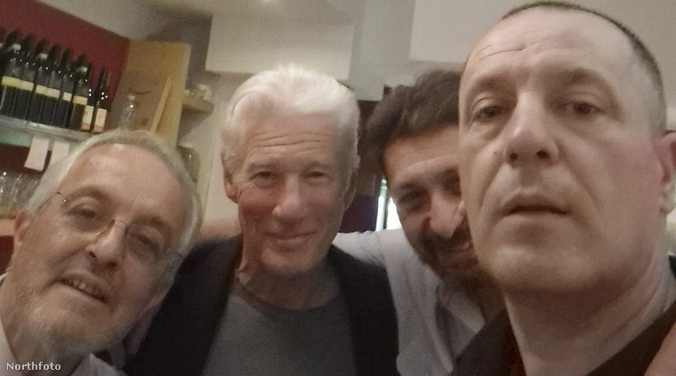 Richard Gere&nbsp;A hét elején nagy meglepetést okozott Richard Gere Hertfordshire egyik városában a busheyi St James étterem tulajdonosának, amikor betért hozzá vacsorázni.
                        Alfonso Lacava, az étterem tulajdonosa, elmesélte, hogy fogalma sem volt arról, hogy Richard Gere – aki két barátjával együtt érkezett – vacsorázni fog nála