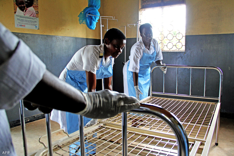 Izolált betegszobát készítenek elő Ugandában, 2012 novemberében