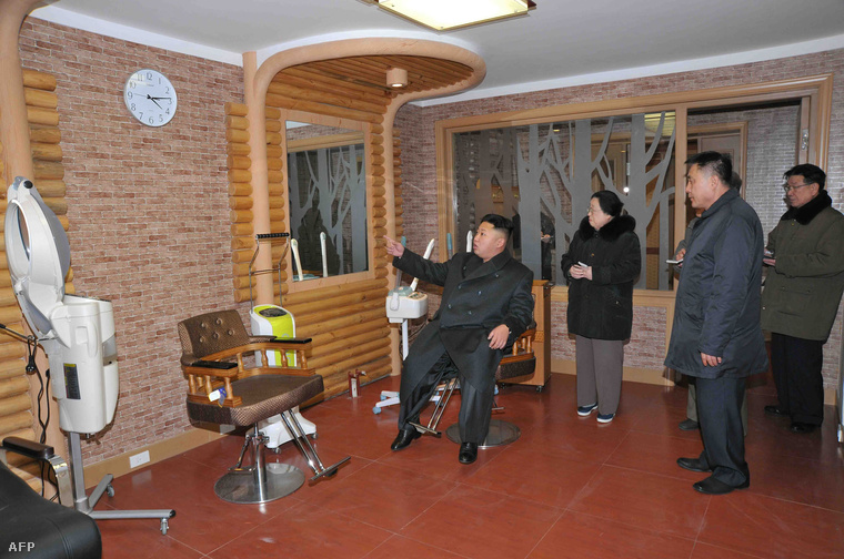 Kim Dzsongun egy Észak-koreai szálloda fodrászatában