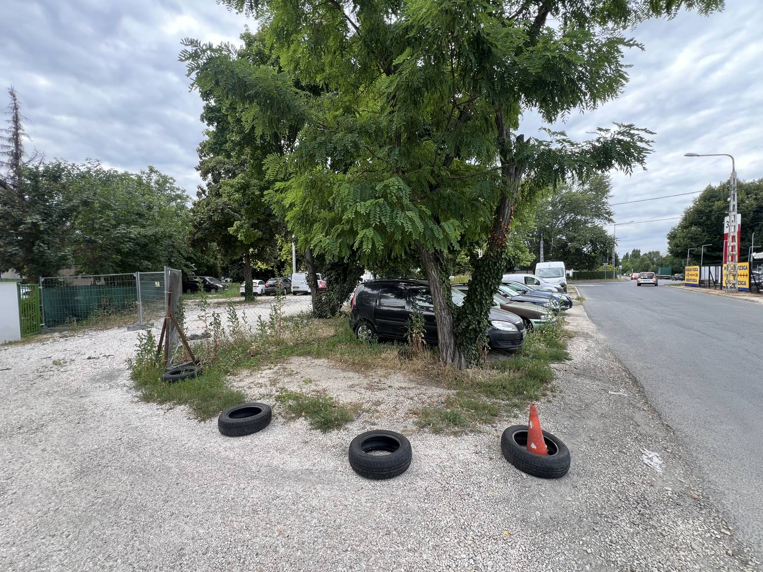 Balra a telep bejárata, jobbra pedig az ügyfélparkoló lesz, elvileg.