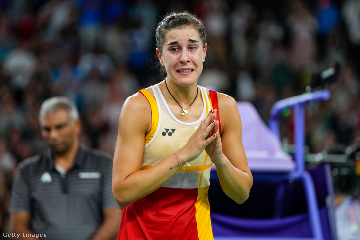 Carolina Marín elhagyja a mérkőzést a kínai He Ping-csiao ellen a női tollaslabda egyes elődöntőjében