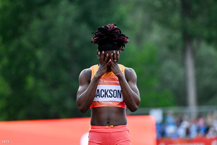 A jamaicai Shericka Jackson miután megsérült a 200 méteres női síkfutás döntőjében a Gyulai István Memorial nemzetközi atlétikai versenyen Székesfehérváron 2024. július 9-én