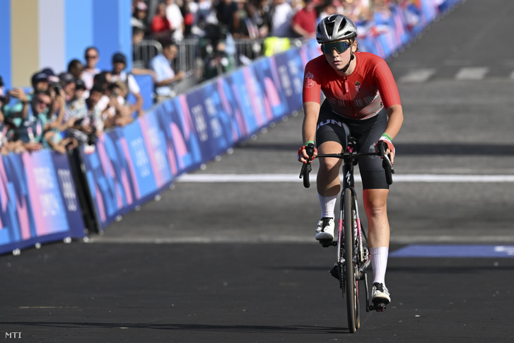 A negyedik helyezett Vas Blanka a célban a 2024-es párizsi nyári olimpia női országúti kerékpárosok mezőnyversenyében a Trocadero téren 2024. augusztus 4-én