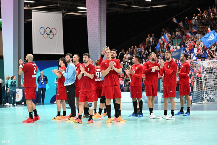A magyar csapat játékosai a 2024-es párizsi nyári olimpia férfi kézilabdatornája B csoportjának utolsó fordulójában játszott Magyarország - Franciaország mérkőzés után a Dél-párizsi Arénában 2024. augusztus 4-én