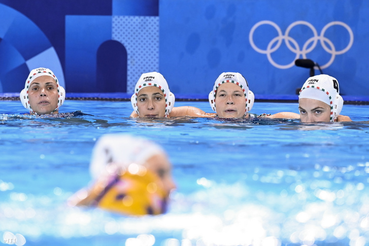 Szilágyi Dorottya, Faragó Kamilla, Garda Krisztina és Kurucz-Gurisatti Gréta (háttérben b-j) a 2024-es párizsi nyári olimpia női vízilabdatornáján az A csoportban játszott Magyarország - Ausztrália mérkőzésen a Párizs melletti Saint-Denis-ben lévő Vizes Központban 2024. augusztus 4-én