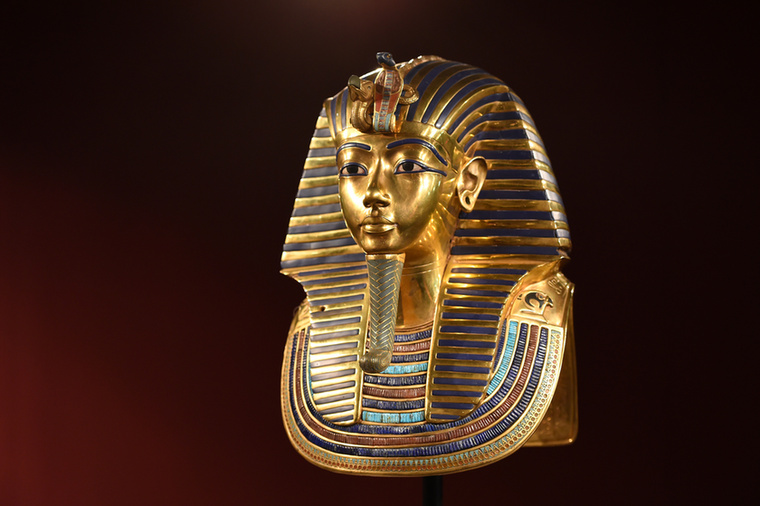 Tutankhamon fáraó, az ókori Egyiptom egyik legismertebb uralkodója szintén ebben a genetikai rendellenességben szenvedett