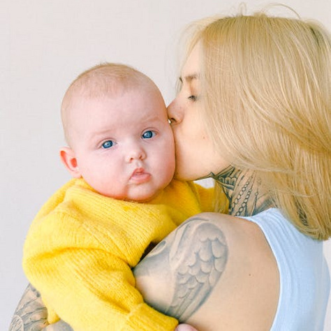 Már az is végzetes lehet, ha megpuszilja a gyerekét