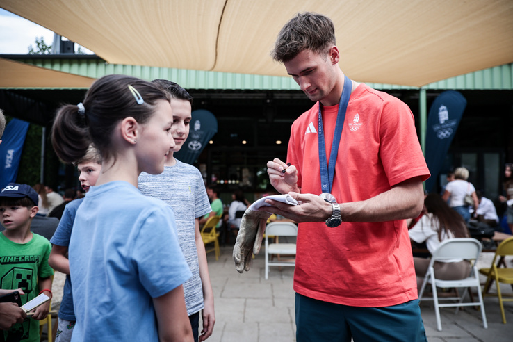 Ha nincs a taxisofőr, aligha ér haza épségben a Rabb család a repülőtérről