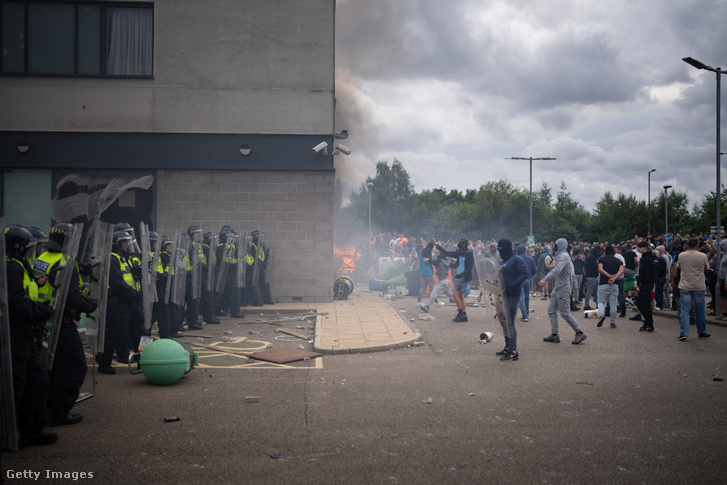 Rohamrendőrök szorítják a tüntetőket 2024. augusztus 4-én az Egyesült Királyságban, Rotherhamben