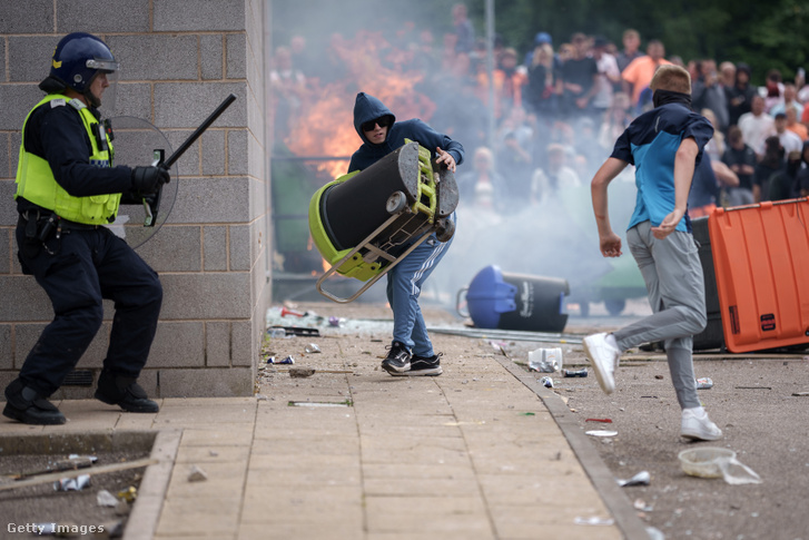 Rohamrendőrök visszaszorítják a tüntetőket 2024. augusztus 4-én az Egyesült Királyságban, Rotherhamben