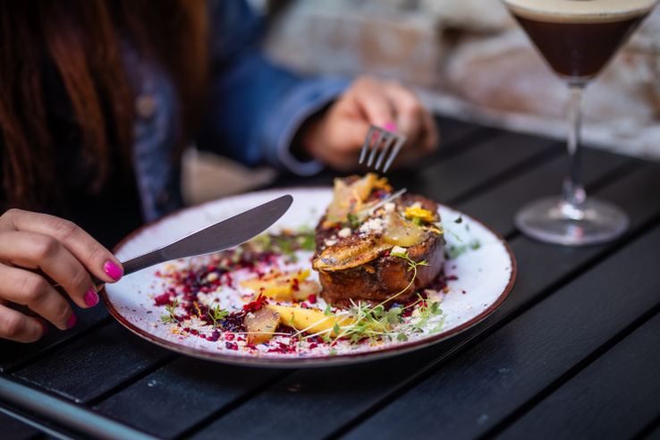 A bulinegyed egyik legrégebbi romkocsmája is beállt a sorba