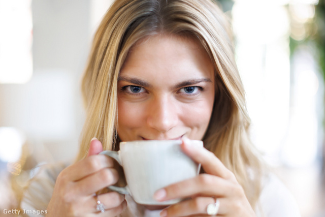 A koffein nem csupán élénkít, az agyunk egészségét is védi