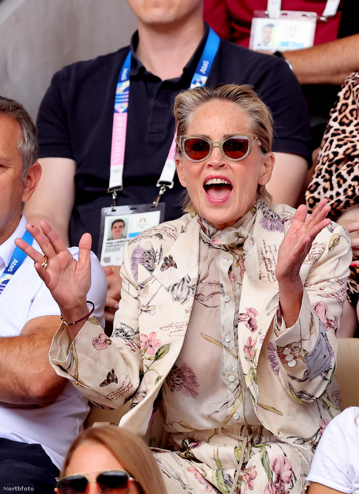 Sharon Stone&nbsp;Napokban a színésznő részt vett az 2024-es párizsi olimpiai játékok egyik kiemelt eseményén, ahol Carlos Alcaraz és Novak Djokovic csapott össze a tenisz döntőben