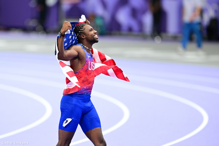 Noah Lyles ünnepel, miután megnyerte a férfi 100 méteres síkfutás döntőjét 2024. augusztus 4-én