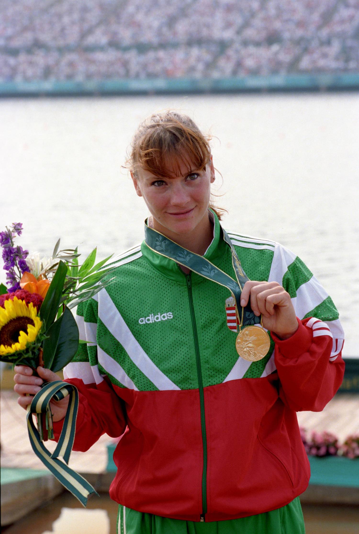 Kőbán Rita 1996-ban aranyérmével a XXVI. Nyári Olimpiai Játékok eredményhirdetésén.