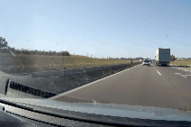 Kerékpáros tekert a forgalommal szemben az M5-ös autópálya belső sávjában