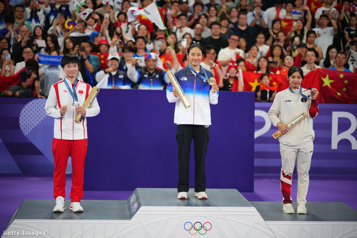 A kínai He Ping-csiao (balra) spanyol kitűzővel a kezében