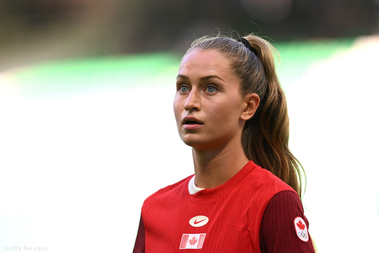 Jordyn Pamela HuitemaAz olimpiai bajnok kanadai labdarúgócsatár, aki jelenleg a francia Paris Saint-Germain csapatának tagja, élete egyik legnehezebb döntését hozta meg, amikor a jégkorong és a labdarúgás között kellett választania