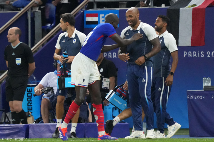 Jean-Philippe Mateta ünnepli csapata második gólját Thierry Henryvel a Franciaország-Egyiptom férfi elődöntő mérkőzésen a Párizs 2024-es olimpiai játékokon a Stade de Lyonban 2024. augusztus 5-én Lyonban, Franciaországban