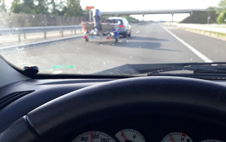 Azért azt ne gondolja már senki, hogy egy ekkora motorcsónak nem látszik a visszapillantókból és megfeledkezik róla a sofőr, miözben 130-cal előzést hajt végre.