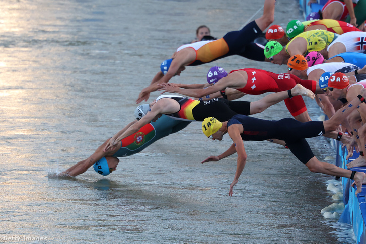 A triatlon vegyes váltójának rajta 2024. augusztus 5-én