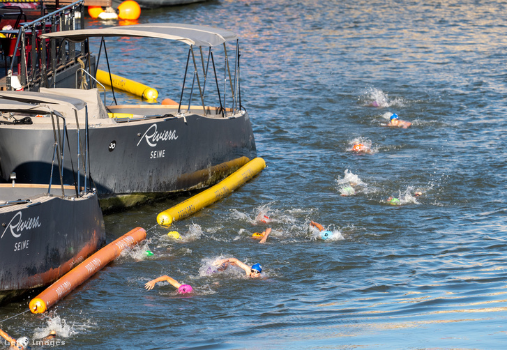 A triatlon vegyes váltója a Szajnában 2024. augusztus 5-én