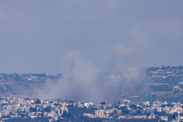 Füst gomolyog az izraeli csapatok és a Hezbollah harcosai közötti folyamatos összecsapások következtében 2024. augusztus 6-án
