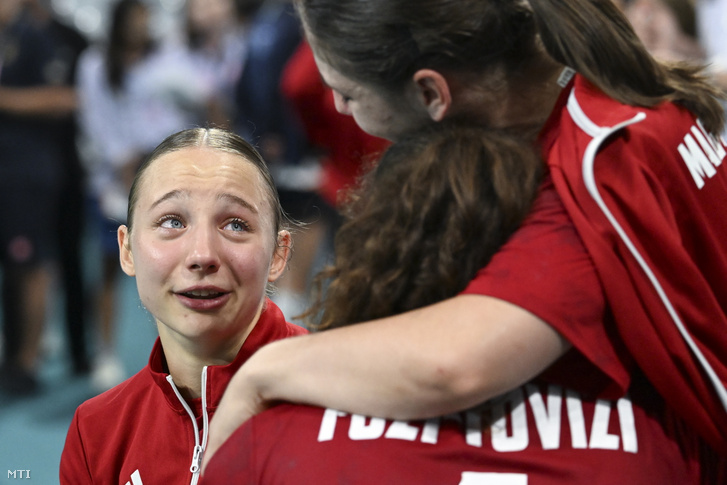 Simon Petra (b) a 2024-es párizsi nyári olimpia női kézilabdatornájának negyeddöntőjében játszott Magyarország–Svédország-mérkőzés végén