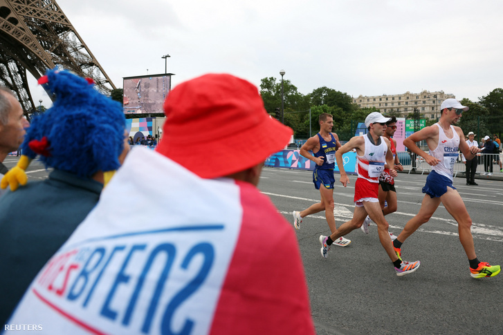 A cseh Vit Hlavac, Venyercsán Bence és az ukrán Ivan Banzeruk a maratoni gyaloglás vegyes váltójában