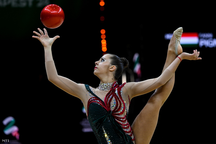 Pigniczki Fanni labdagyakorlata a ritmikus gimnasztika Európa-bajnokság szerenkénti döntőjében a Papp László Sportarénában 2024. május 26-án