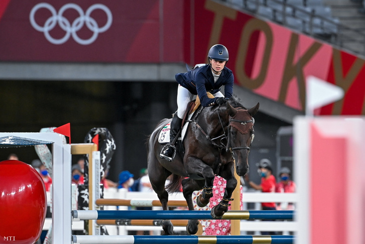 Gulyás Michelle a női öttusázók egyéni versenyének lovaglás számában a 2020-as tokiói nyári olimpián a Tokió Stadion 2021. augusztus 6-án