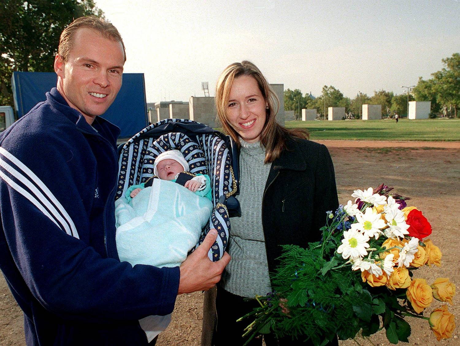 Güttler Károly és felesége Emma lányukkal - aki az olimpiai játékok alatt született - a Sydney-ből való megérkezése után 2000 szeptemberében.