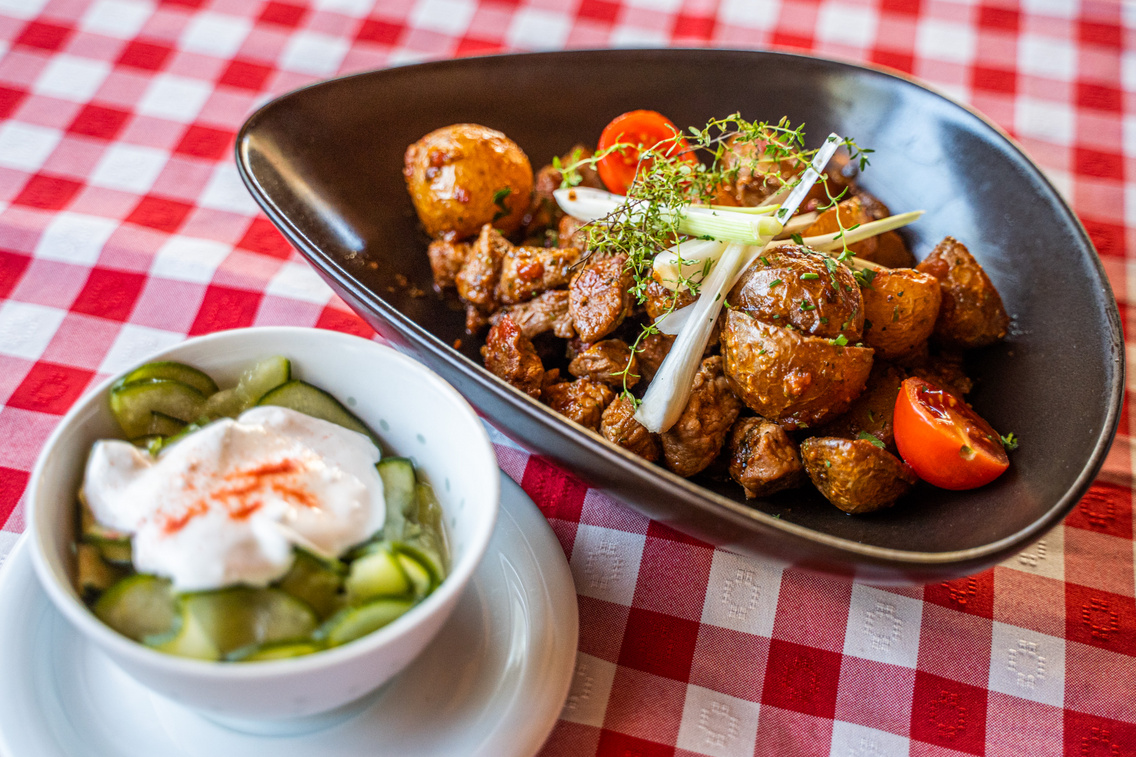 Brassói with potatoes and cucumber