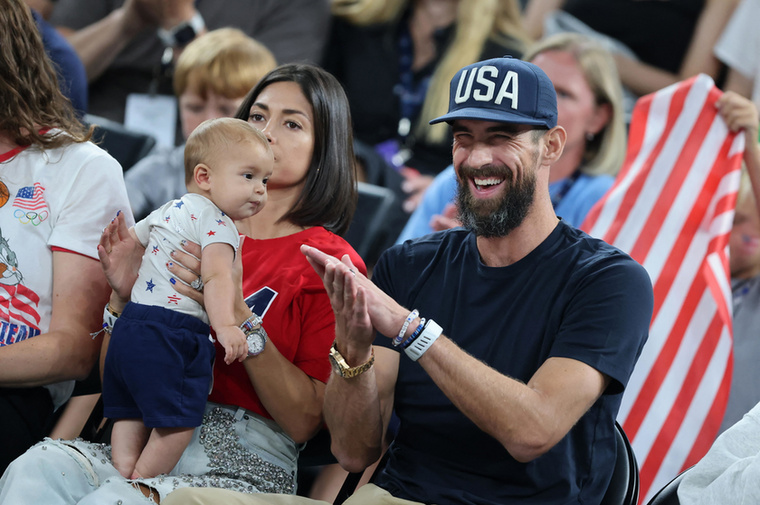 Michael Phelps amerikai úszó a feleségével, Nicole Johnson modellel és közös kisfiukkal, Nicóval együtt élvezte az Amerika-Nigéria női kosármérkőzést a 2024-es párizsi olimpia negyeddöntőjében